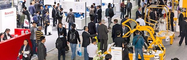 在bauma CHINA（上海宝马工程机械展）2014中，其中一个展厅里的展商和观众
