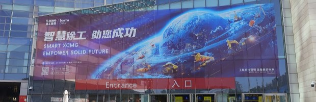 在bauma CHINA（上海宝马工程机械展）2014期间，在W5馆外的墙上有一个巨大的广告位