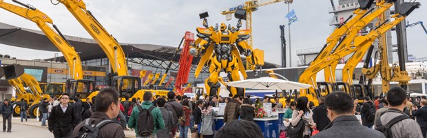 在bauma CHINA（上海宝马工程机械展）室外馆的空地上，展商展示了自己造出的变形金钢