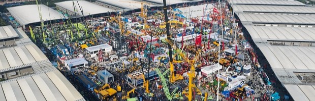 在bauma CHINA（上海宝马工程机械展） 2014的平地机、 卡车、 挖掘机、 起重机、 混凝土配料机