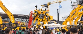 bauma CHINA室外参展商展示了一台由机械部件组建而成的变形金刚